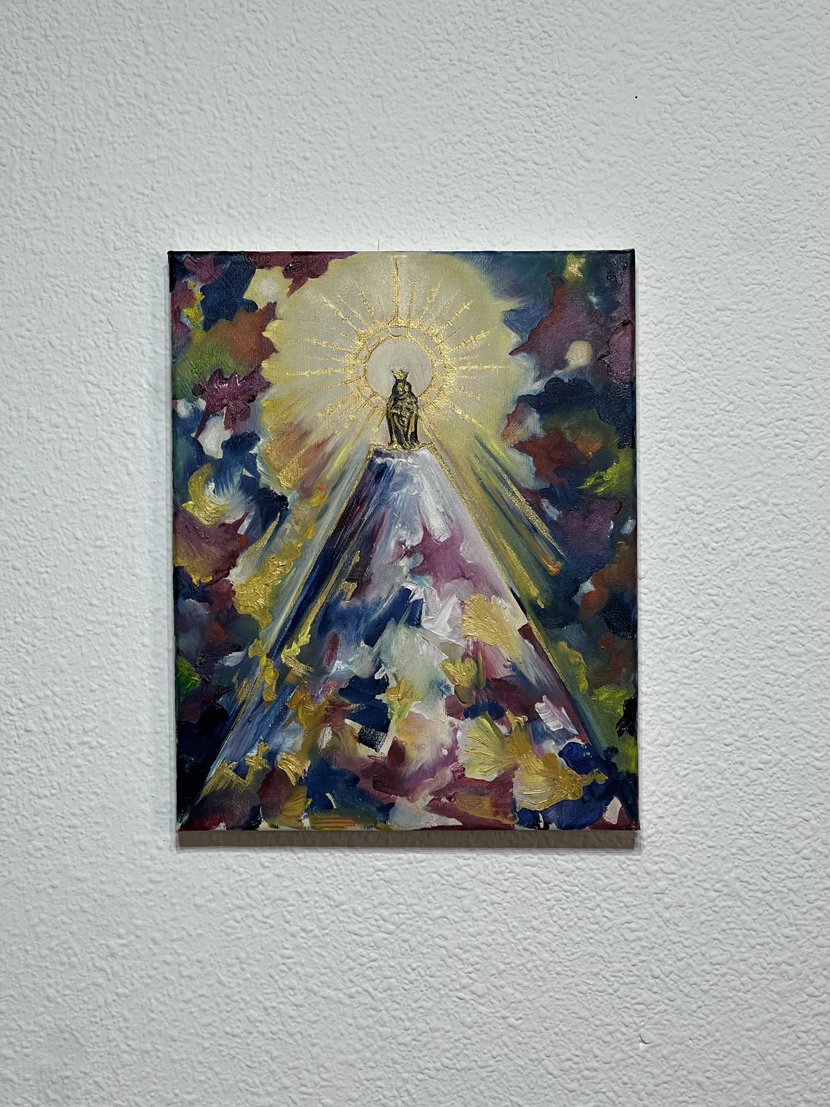 La Gracia expuesta sobre una pared clara